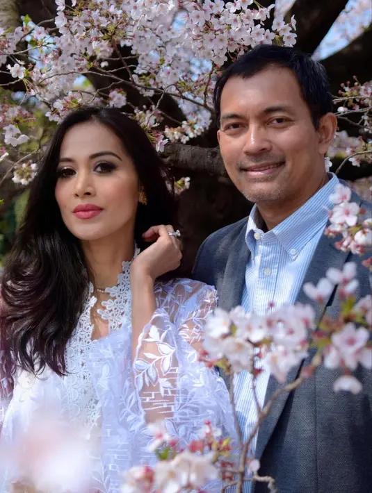 Selain membagikan dua foto saat masih muda, pemeran Mariam di sinetron Ada Si Manis di Jembatan itu juga membagikan potret mesra saat liburan bersama. "Perasaan msh baru kemaren saja..☺️ pokoke aku selalu Mbonceng kamu terus ya mas!🤪 Happy Anniversary for Us🤗 God bless Us❤️," tutup Diah Permatasari. [Instagram/dps_diahpermatasari]