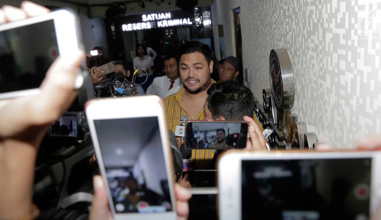 Desainer dan pembawa acara, Ivan Gunawan menyambangi Polres Metro Jakarta Barat, Kamis (17/1). Ivan Gunawan memenuhi panggilan polisi sebagai saksi dalam kasus narkoba yang menjerat asistennya berinisial AJA. (Muhammad Akrom Sukarya/Kapan Lagi)