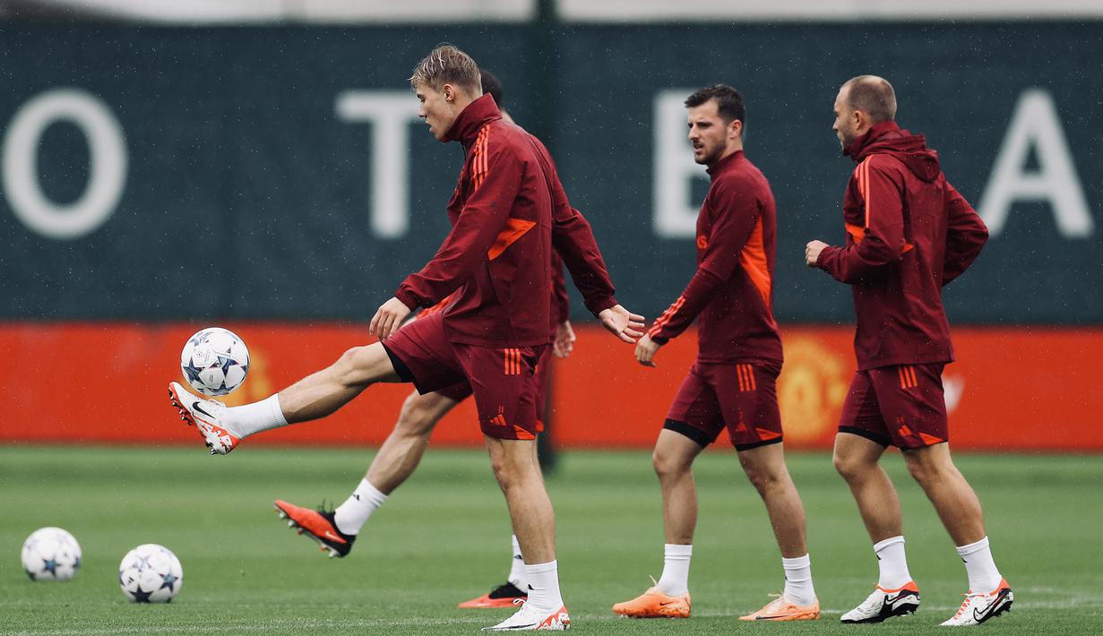 Pemain anyar MU, Rasmus Holjung (kiri), menunjukkan kebolehannya dalam mengolah bola disela-sela sesi latihan di Carrington Training Ground, Manchester, Inggris, Selasa (19/9/2023). (X/@ManUtd)