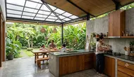 9 Desain Ruang Makan Semi Outdoor di Antara Dapur dan Taman, Ciptakan Suasana Bersantap Lebih Nyaman