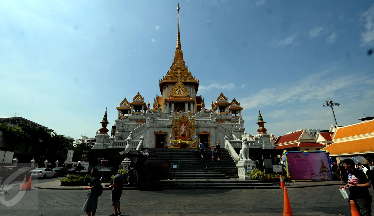 Tampak depan kuil Golden Budha di kota Bangkok, Thailand, Sabtu (17/12). Salah satu biksu yang ada di kuil tersebut memprediksi hasil laga final kedua Piala AFF 2016 antara Thailand melawan Indonesia. (Liputan6.com/Helmi Fithriansyah)