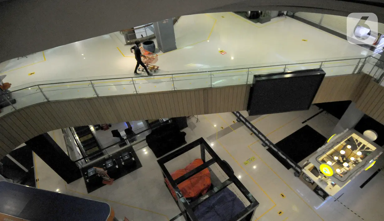 Suasana Teras Kota Mall, BSD, Tangerang Selatan, Banten, Kamis (22/7/2021). Tempat yang tidak ditutup di antaranya restoran, supermarket, pasar swalayan, dan apotek/toko obat/optik serta kegiatan vaksinasi yang dilaksanakan di pusat perbelanjaan/mal/pusat perdagangan. (merdeka.com/Arie Basuki)