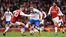 Striker Stoke, Xherdan Shaqiri, berusaha melewati bek Arsenal, Shkodran Mustafi pada laga Premier league di Stadion Emirates, London, Minggu (1/4/2018). Arsenal menang 3-0 atas Stoke. (AFP/Oliver Greenwood)