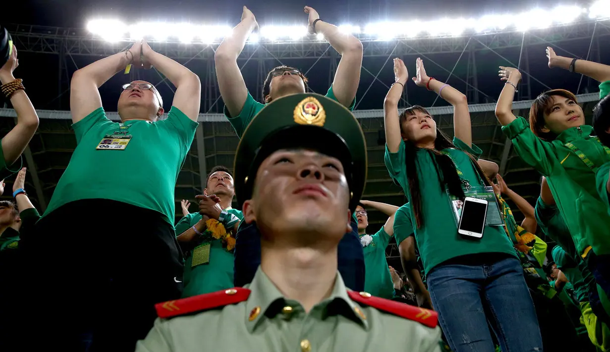 Tentara selalu ada di area penonton saat laga antara Beijing Guoan FC vs Jiangsu Suning di Liga Super China berlangsung.(EPA/Wu Hong)