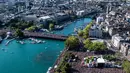 Pemandangan udara dari ratusan ribu peserta peserta menari di jalanan pada festival musik dansa tahunan, Street Parade ke-27, di pusat kota Zurich, Swiss, 11 Juli 2018. Tema Street Parade tahun ini adalah Budaya Toleransi. (Ennio Leanza/Keystone via AP)