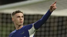 Gelandang Chelsea Cole Palmer merayakan gol kelima timya yang dicetak ke gawang Everton pada pekan ke-33 Liga Inggris 2023/2024 di Stamford Bridge, Selasa dini hari WIB (16/4/2024). (AP Photo/Ian Walton)