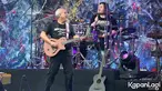 Konser perayaan ulang tahun Iwan Fals ke-61 itu dibuka dengan lagu bertajuk '15 Juli 1996'. Dalam konsernya tersebut, pemilik nama Virgiawan Liestanto itu membawa serta band pengiringnya yang disebut Iwan Fals dan Band. Menariknya, putra bungsunya yakni Raya Rambu Rabbani turut dipercaya sebagai drummer. (KapanLagi.com/Budy Santoso)