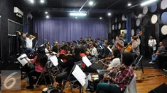 Komposer Erwin Gutawa saat melakukan latihan bersama artis – artis pendukung di studio Erwin Gutawa, Jakarta.  Jumat (21/08/2015). Mereka akan memeriahkan HUT SCTV ke-25 pada 24 Agustus 2015 mendatang. (Liputan6.com/Panji Diksana)