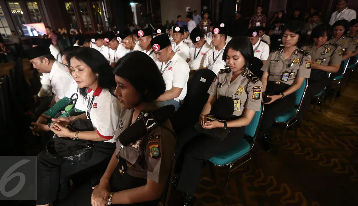 Sejumlah polisi wanita (polwan) bertugas berjaga di sebelah pendukung pasangan Cagub & Cawagub DKI  Jakarta saat Debat Final di Bidakara, Jakarta, Jumat (10/2). (Liputan6.com/Faizal Fanani)
