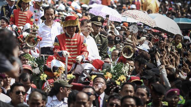 Senyum Bahagia Jokowi-JK di Tengah Lautan Manusia