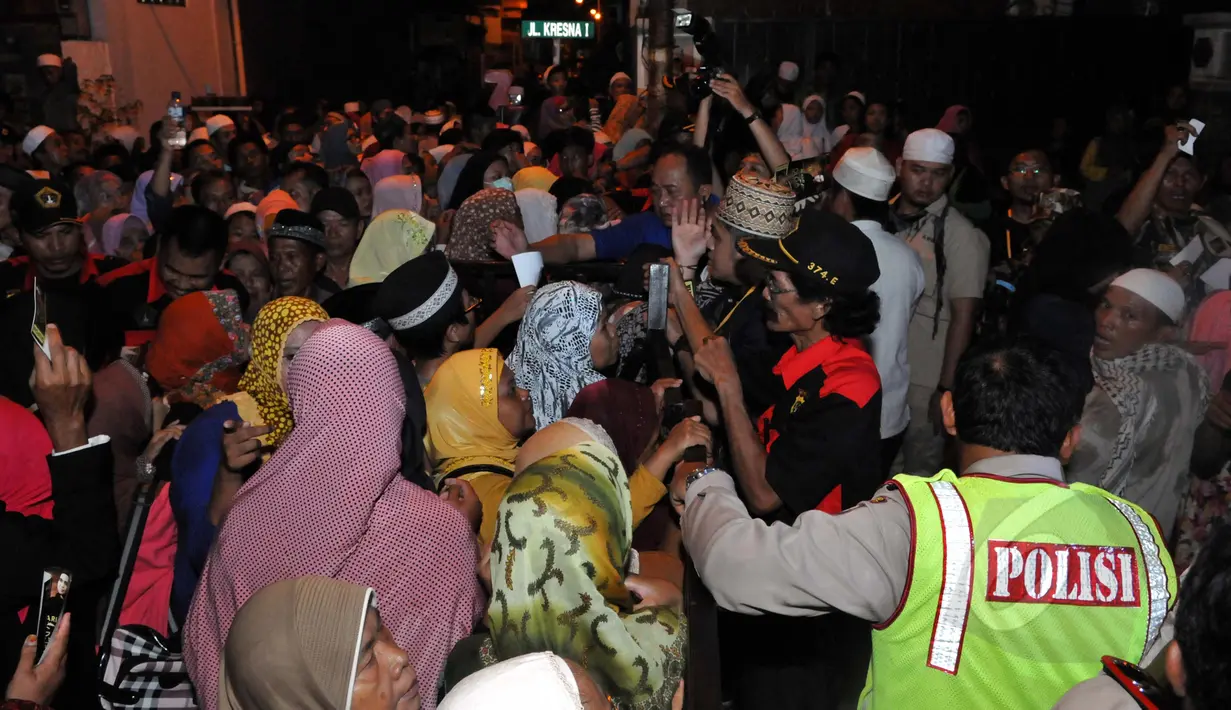 Petugas berjaga saat ratusan orang berdatangan untuk mengikuti acara tahlilan 40 hari meninggalnya Olga Syhaputra di kediaman orang tua Olga di kawasan Duren Sawit, Jakarta, Rabu (6/5/2015). (Liputan6.com/Panji Diksana)
