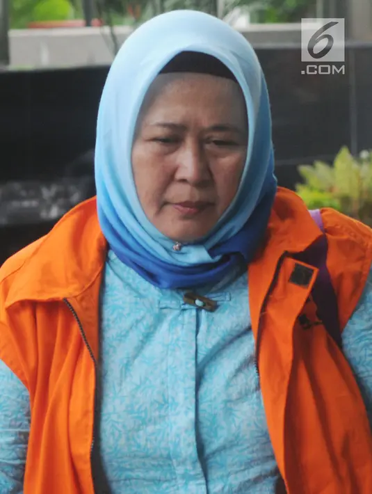 Panitera Pengganti PN Tangerang Tuti Atika tiba untuk menjalani pemeriksaan di gedung KPK, Jakarta, Jumat (6/4). Tuti Atika yang terjaring operasi tangkap tangan diperiksa dalam kasus dugaan suap Hakim PN Tangerang. (Merdeka.com/Dwi Narwoko)
