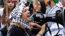 <p>Di New York, keributan pecah antara dua kelompok yang berseberangan tersebut. Lokasinya ada di dekat Kompleks PBB, terjadi setelah massa besar pendukung Palestina menggelar unjuk rasa di Times Square. (AP Photo/D. Ross Cameron)</p>