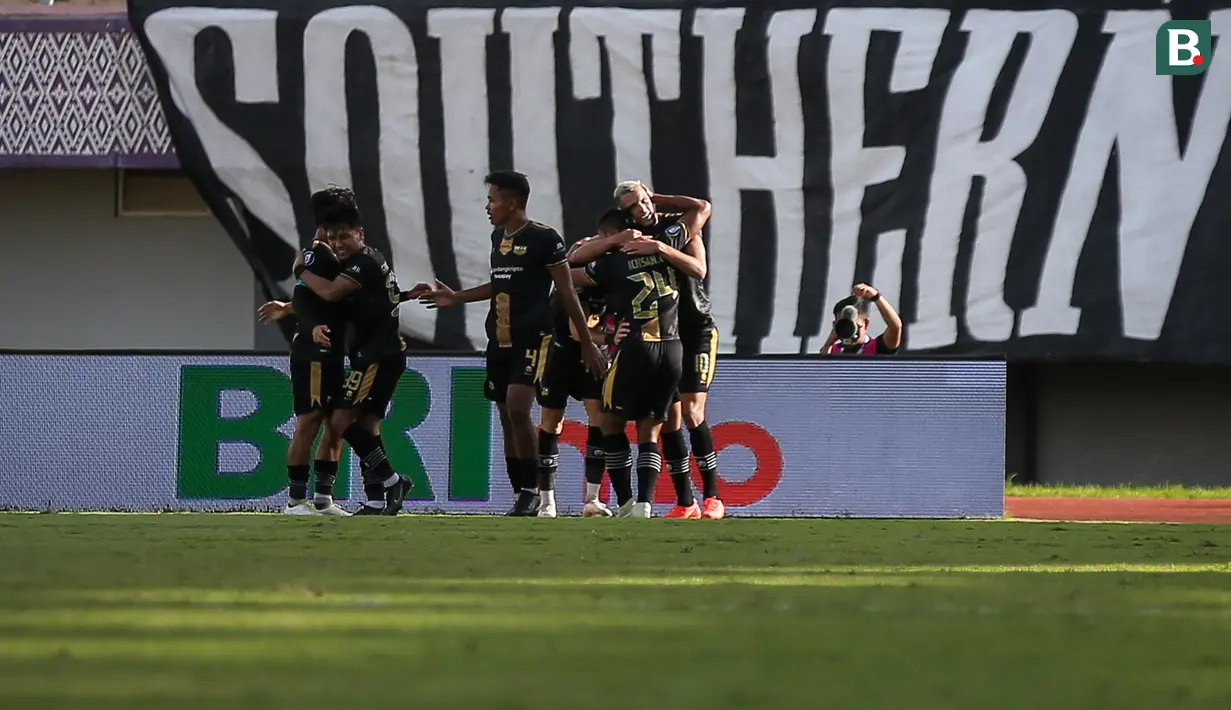 Para pemain Dewa United FC merayakan gol penyeimbang 1-1 ke gawang Persita Tangerang yang dicetak Karim Rossi (kanan) dalam laga pekan ke-20 BRI Liga 1 2022/2023 di Stadion Indomilk Arena, Tangerang, Minggu (22/1/2023). (Bola.com/Bagaskara Lazuardi)