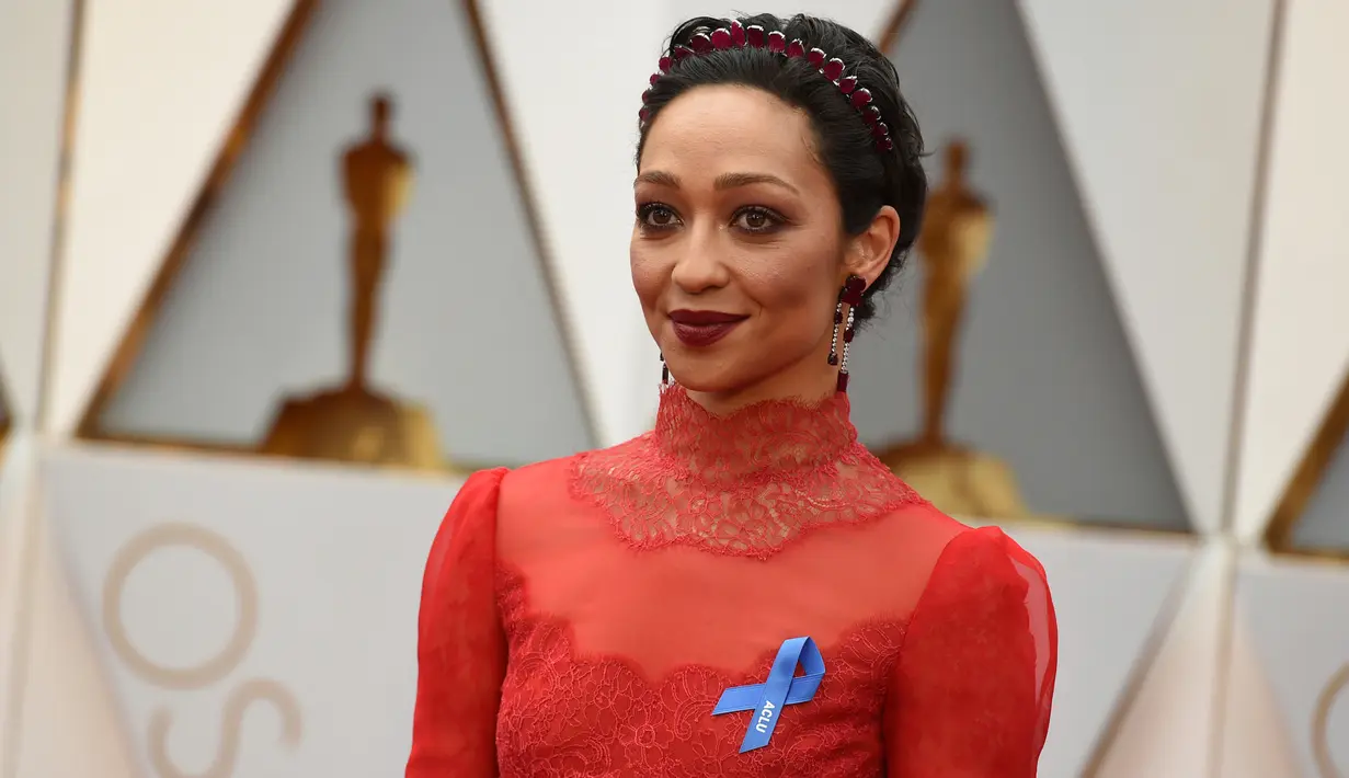 Aktris Ruth Negga menghadiri ajang penghargaan bergengsi Piala Oscar 2017 di Los Angeles, Minggu (26/2). Nominator untuk kategori Aktris Terbaik itu mencuri perhatian publik dengan mengenakan pita berwarna biru. (Photo by Jordan Strauss/Invision/AP)