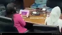 Anggota DPRD DKI Jakarta dari Partai PDI P Cinta Mega disebut tengah main game slot saat berlangsungnya rapat paripurna. Cinta pun membantah dirinya main game slot, melainkan hanya membuka game Candy Crush.  (Foto: Screencapture video @warungjurnalis).