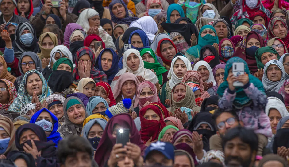 Umat muslim memanjatkan doa saat imam memamerkan peninggalan Nabi Muhammad pada peringatan Isra Miraj di Masjid Hazratbal, Srinagar, Kashmir, India, Jumat (12/3/2021). Ribuan muslim Kashmir berkumpul di Masjid Hazratbal yang menyimpan janggut Nabi Muhammad. (AP Photo/Dar Yasin)