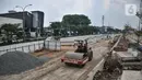 Aktivitas pekerja saat menyelesaikan proyek pembangunan lintas bawah atau underpass di Jalan Dewi Sartika, Depok, Jawa Barat, Minggu (27/11/2022). Pengerjaan underpass yang memiliki panjang penanganan 970 meter dengan panjang lintas bawah 470 meter nantinya diharapkan dapat mengurai kemacetan yang kerap terjadi di sekitar perlintasan sebidang. (merdeka.com/Iqbal S. Nugroho)