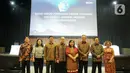 Direktur Utama SCM Sutanto Hartono (tengah) bersama sejumlah petinggi PT Surya Citra Media Tbk (SCMA) berfoto bersama usai Rapat Umum Pemegang Saham Tahunan (RUPST) di SCTV TOWER, Jakarta, Senin (28/4/2025). (Liputan6.com/Herman Zakharia)