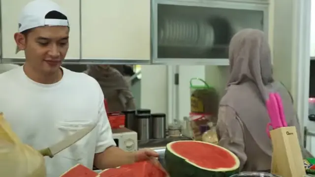 6 Momen Kebersamaan Rezky Aditya dan Citra Kirana Buka Bareng Keluarga Besar