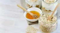 Oatmeal dan Madu (sumber: iStockphoto)