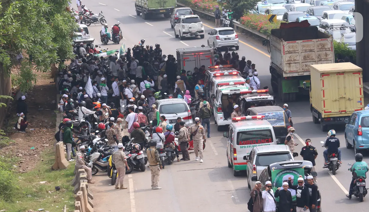 Massa memadati akses tol bandara Soekarno Hatta di Tangerang, Banten, Selasa (10/11/2020). Mereka bertujuan menjemput kedatangan Rizieq Shihab. (Liputan6.com/Angga Yuniar)