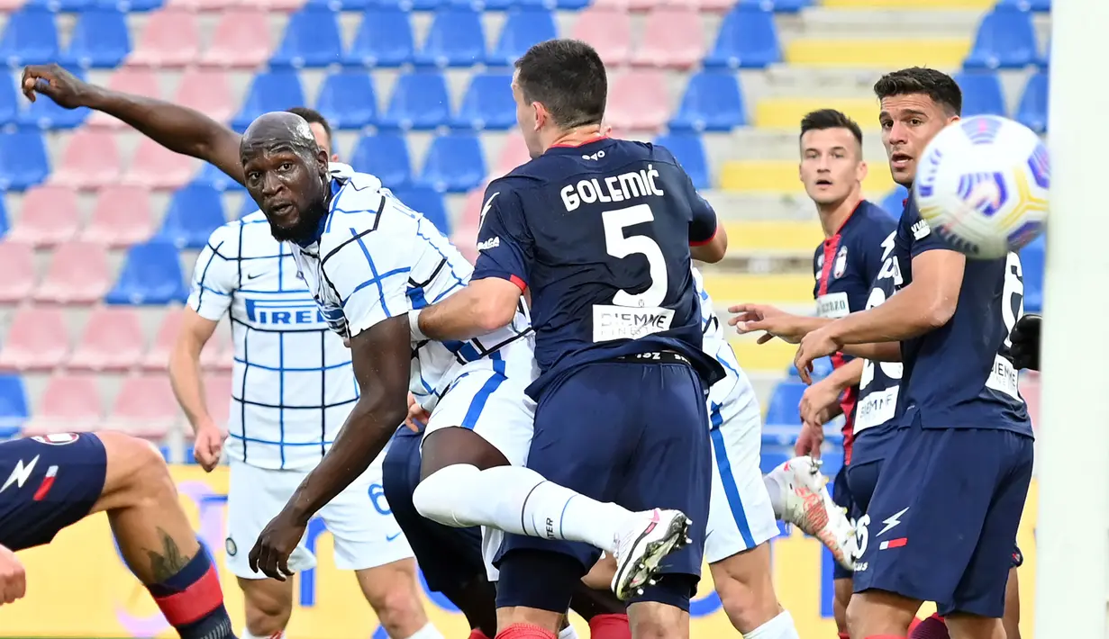 Romelu Lukaku (kiri) memiliki kesempatan untuk membawa I Nerazzurri unggul lebih dulu. Akan tetapi, bola hasil sundulan Lukaku hanya menerpa mistar gawang. (Foto: AFP/Giovanni Isolino)