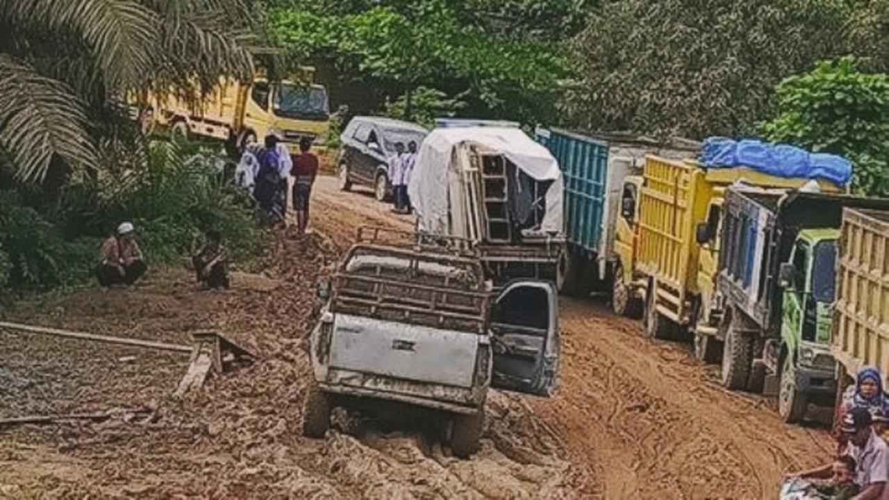 Jalan rusak di Kabupaten Indragiri Hulu beberapa waktu lalu.