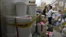 Petugas mengamankan barang bukti dalam penggerebekan pabrik kosmetik palsu di kawasan Tambora, Jakarta Barat, Selasa (15/5). (Liputan6.com/Arya Manggala)