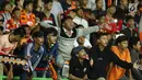 Suporter Persija membentangkan tangan merayakan kemenangan tim Macan Kemayoran atas Perserui pada lanjutan Liga 1 Indonesia di Stadion Patriot Candrabhaga, Bekasi, Selasa (13/6). Persija menang telak 3-0 atas perserui. (Liputan6.com/Helmi Fithriansyah)