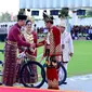 Menteri Agraria dan Tata Ruang, Agus Harimurti Yudhoyono (AHY), dan istrinya, Annisa Pohan,&nbsp;menang pakaian adat terbaik saat upacara penurunan bendera HUT ke-79 RI di Ibu Kota Nusantara (IKN), Kalimantan Timur. (Foto: Biro Pers Sekretariat Presiden)