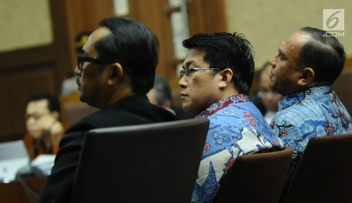 Kakak terdakwa korupsi e-KTP Andi Narogong, Dedi Priyono (tengah) menyimak pertanyaan JPU saat menjadi saksi sidang lanjutan dugaan korupsi e-KTP dengan terdakwa Setya Novanto di Pengadilan Tipikor, Jakarta, Senin (5/2). (Liputan6.com/Helmi Fithriansyah)