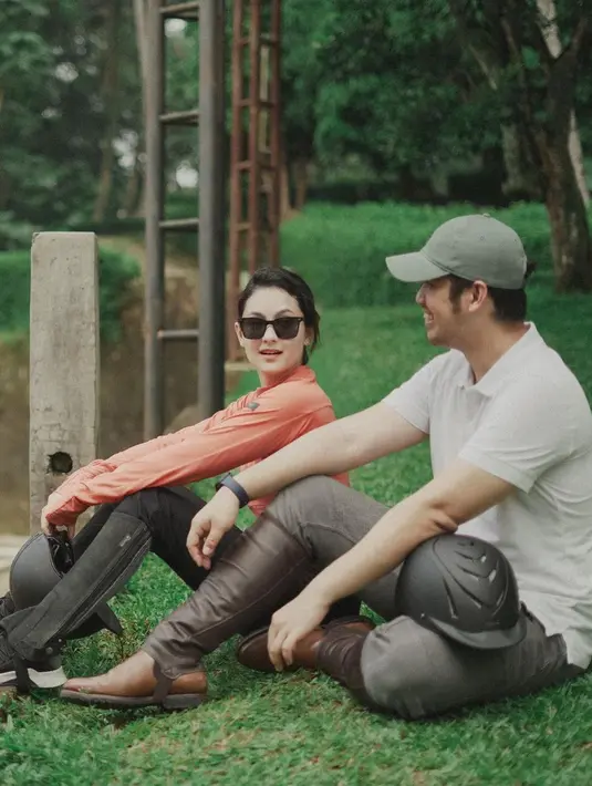 Tak ketinggalan Clara juga mengajak sang suami, Palma Putra dalam momen seru berkuda. Terlihat menawan Clara mengenakan kacamata hitam yang membuat aura kecantikannya semakin memancar. (Liputan6.com/IG/@clarabernadeth).