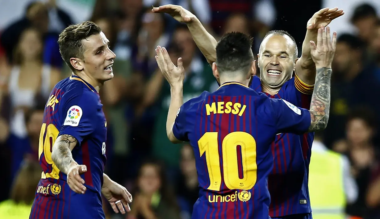 Para pemain Barcelona merayakan gol yang dicetak Andres Iniesta ke gawang Malaga pada laga La Liga di Stadion Camp Nou, Barcelona, Sabtu (21/10/2017). Barcelona menang 2-0 atas Malaga. (AP/Manu Fernandez)