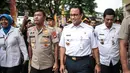 Kapolda Metro Jaya Irjen Idham Azis dan Gubernur DKI Jakarta Anies Baswedan meninjau Rusun Promoter Polri di Kebon Jeruk, Jakarta Barat, Rabu (28/11). Rusun seluas 15.302 meter persegi akan dihuni anggota polri yang aktif. (Liputan6.com/Faizal Fanani)