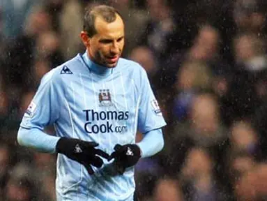 Manchester City's midfielder Martin Petrov leaves the field fater being sent off against Everton during their English Premiership football match February 25, 2008 at The City of Manchester Stadium. AFP PHOTO/PAUL ELLIS