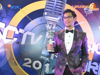 Afgan kembali menyabet penghargaan sebagai penyanyi solo pria paling ngetop di SCTV Music Awards 2014 (Liputan6.com/Panji Diksana)