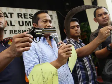 Petugas menunjukkan barang bukti berupa senjata yang digunakan tersangka saat aksi membegal truk, Jakarta, Selasa (17/3/2015).Dalam aksinya tersangka tak segan melukai korbannya. (Liputan6.com/Johan Tallo)