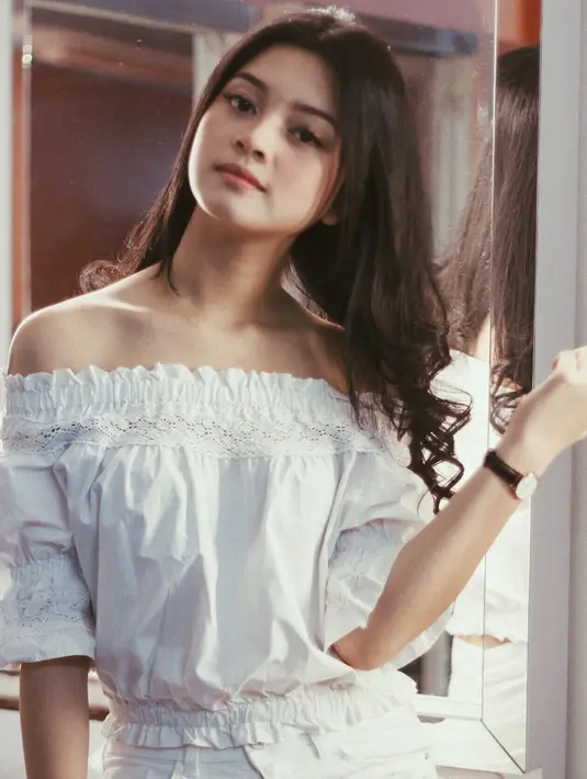 Yoriko Angeline, pemeran wati yang merupakan teman Milea di film Dilan 1990 ini merupakan gadis remaja kelahiran Banjarmasin pada 23 Agustus tahun 2002 silam. (Instagram/yorikooangln_)