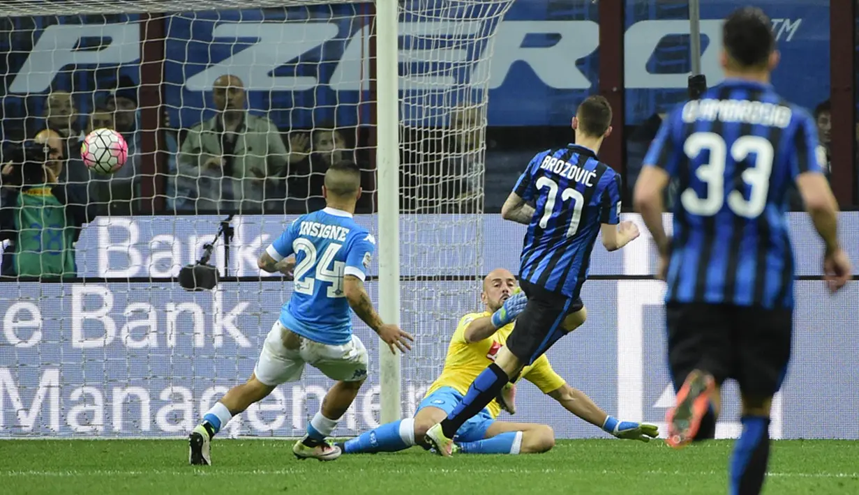 Pemain Inter Milan, Marcelo Brozovic, saat mencetak gol kedua ke gawang Napoli pada lanjutan Serie A Italia di Stadion Giuseppe Meazza, Milan, Minggu (17/4/2016) dini hari WIB. (AFP/Olivier Morin)