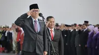 Dalam peringatan Hari Pahlawan di KRI Banda Aceh, Ketua MPR RI Zulkifli Hasan menjadi inspektur upacara.