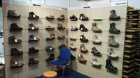 Sepatu treking, salah satu produk outdoor di salah satu stan yang ada di Indofest 2016.