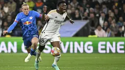 Pemain Real Madrid, Aurelien Tchouameni (kanan) berebut bola dengan pemain RB Leipzig, Xaver Schlager pada laga leg kedua 16 besar Liga Champions 2023/2024 di Santiago Bernabeu, Madrid, Spanyol, Kamis (07/03/2024) WIB. (AFP/Javier Soriano)