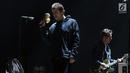 Mantan vokalis Oasis Liam Gallagher saat membawakan lagu dalam konser musik Liam Gallagher of OASIS - World Tour 2018 di Ecovention Hall Ancol, Jakarta, Minggu (14/1). Ini merupakan konser pertamanya di Indonesia. (Liputan6.com/Johan Tallo)