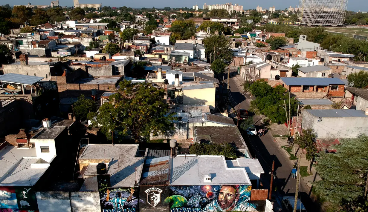 Mural Lionel Messi pada tembok di kawasan rumah masa kecilnya di La Bajada, Rosario, Argentina, 18 April 2018. Sebagai hadiah pernikahan, beberapa teman masa kecilnya melukis mural di dinding lapangan tempat mereka dulu bermain. (AP/Natacha Pisarenko)