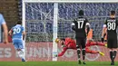 Pemain Lazio, Lucas Biglia (kiri) mencetak gol lewat penalti saat melawan AC Milan pada laga Serie A di Olympic stadium, Rome (13/2/2017). Lazio bermain imbang 1-1 dengan Milan. (EPA/Alessandro Di Meo)