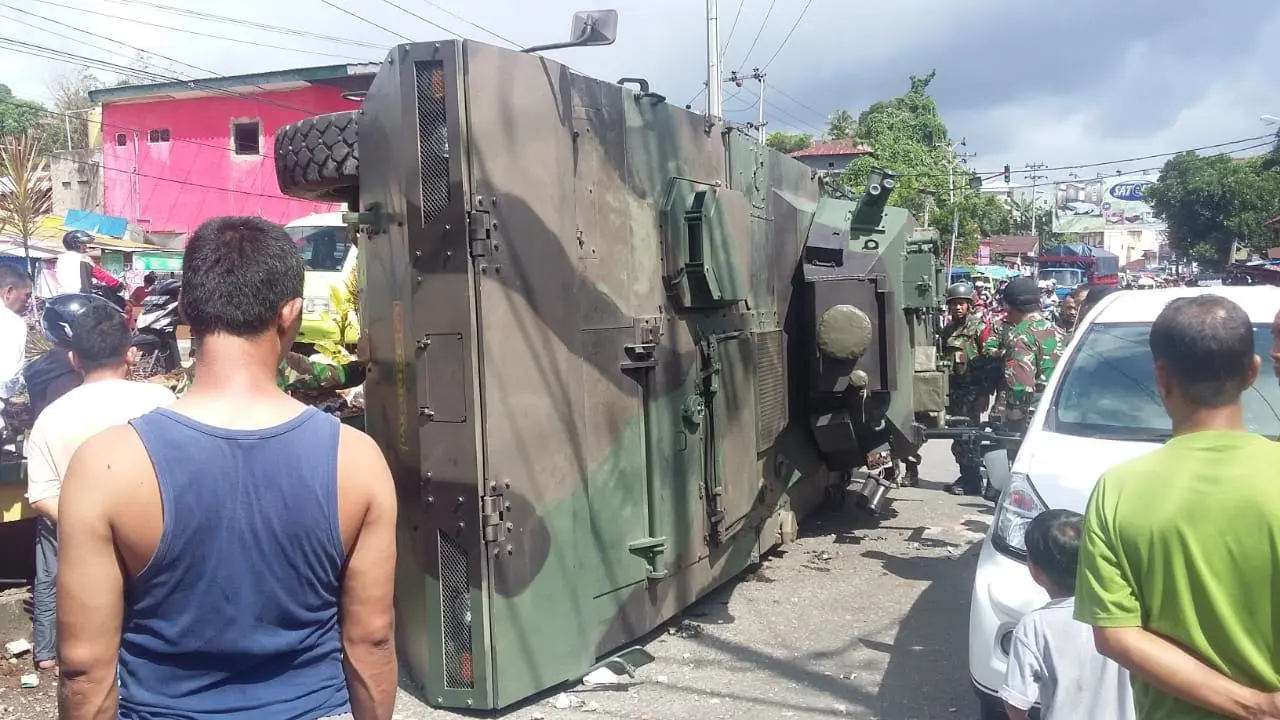 Tank TNI AD terbalik (Istimewa)
