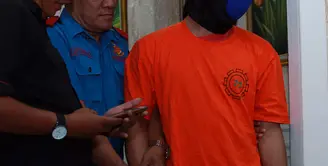 Pesinetron Eza Gionino ditangkap oleh pihak berwajib atas dugaan tindak pidana penyalahgunaan narkotika golongan I jenis sabu.  (Deki Prayoga/Bintang.com)