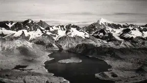 Foto udara Lituya Bay (Teluk Lituya) yang diambil setelah gempa 9 Juli 1958. (USGS)
