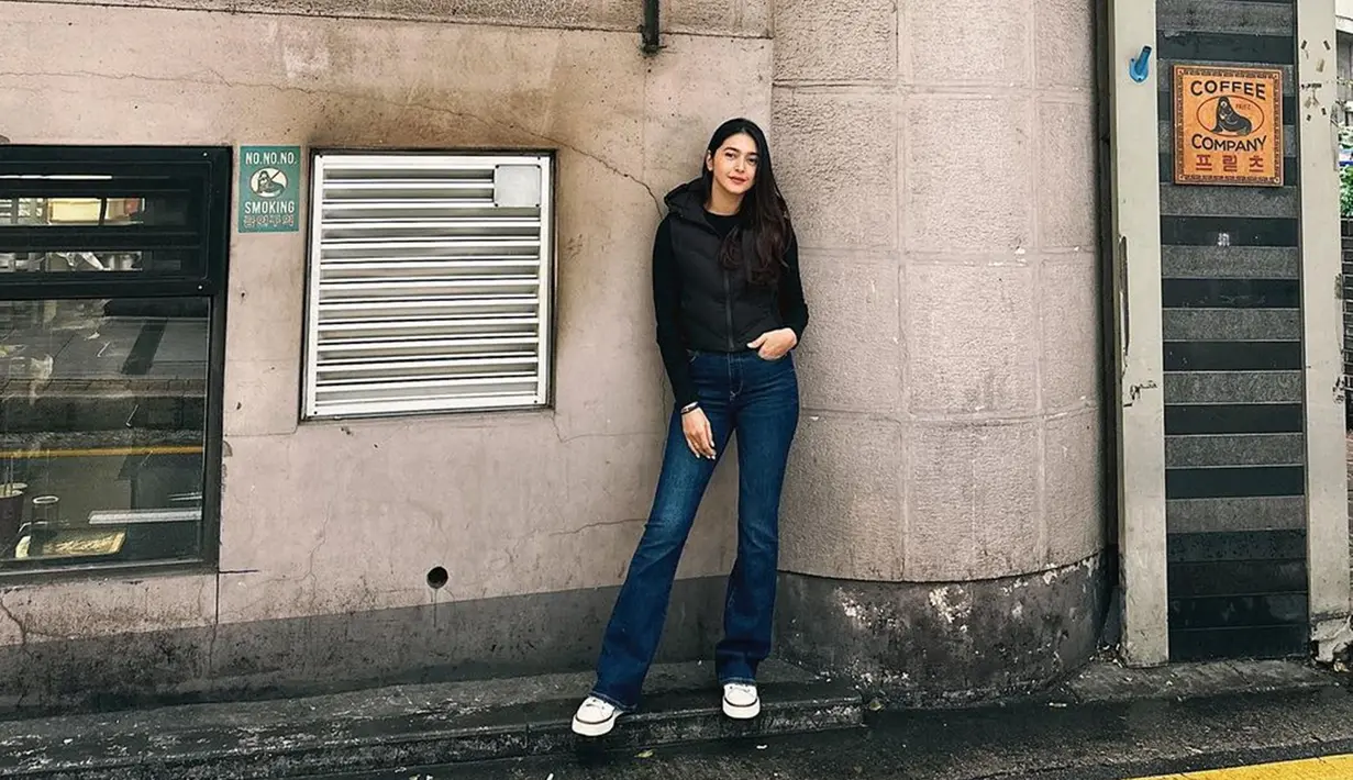 Seakan menolak tua, Nabila justru tampil bak ABG. Seperti penampilannya yang satu ini. Wanita 37 tahun itu memakai jaket rompi hitam dengan inner warna senada. Untuk bawahan, Nabila memilih mengenakan celana jeans model cutbray dan sepatu putih. (Liputan6.com/IG/@nsyakieb85)